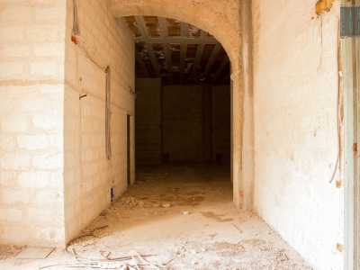Anche quass� per� il degrado regna sovrano: una sequela di vani spogli...